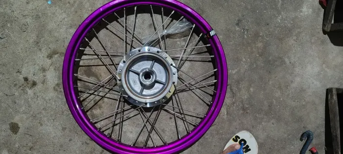 Roda da fan Titan e facto freio de tambor mas também pega a disco