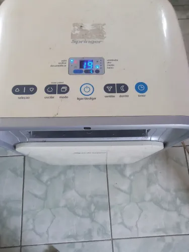 Vendo ar-condicionado só desarma envessequando fora isso está perfeito