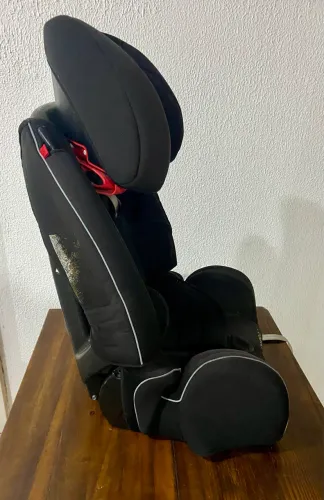 Cadeirinha auto cosco evolve 9 a 36 kg . 