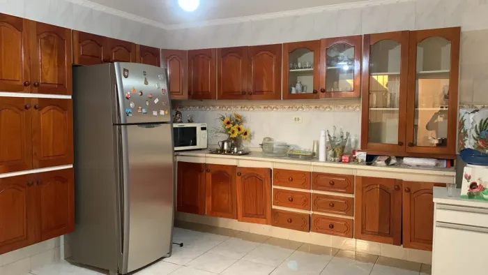 Armários de cozinha com portas em madeira maciça