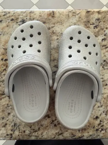 Crocs Brilho Prateado Feminina - 25