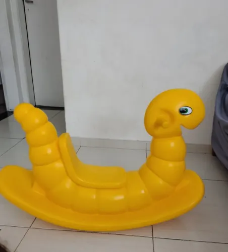 Escuregadeira e balanço para crianças