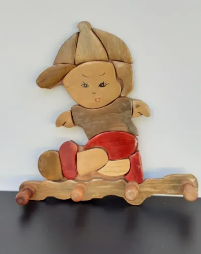 Cabide infantil artesanal de madeira pintado à mão