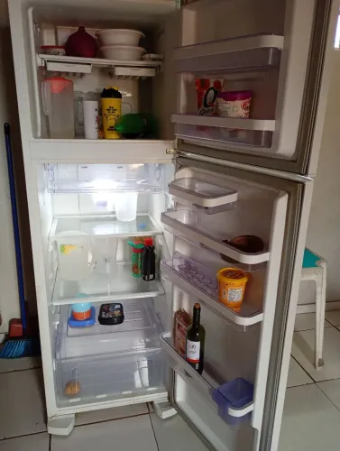 Geladeira Eletrolux gelando só encima e as vezes embaixo 