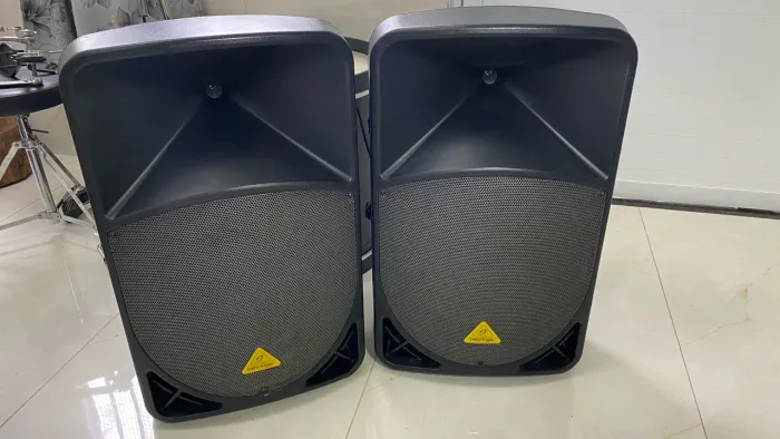 (Par de caixas ativas) BEHRINGER B115MP3