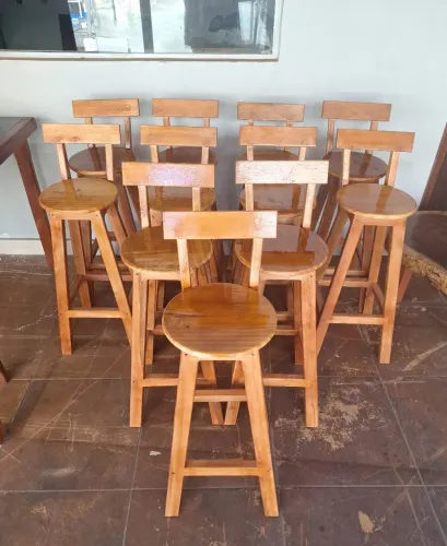 Banquetas de madeira com encosto