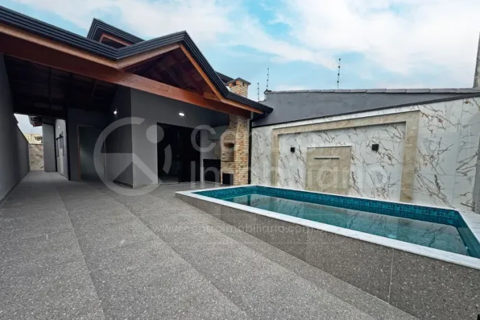 CASA à venda com piscina e 2 quartos em Peruíbe, no bairro Flora Rica
