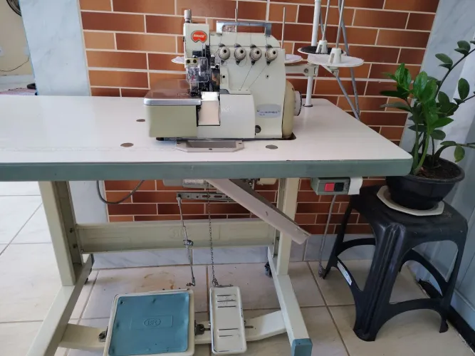 Overlock conjugada Bruce com motor convencional muito silenciosa impecável