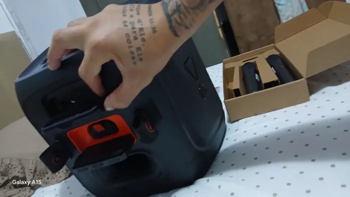 Troco caixa nova jbl original 10 dias de uso troco em bombox 4 meu zp * pego 3 