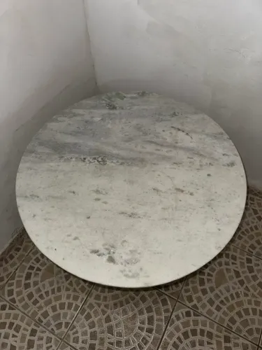 Mesa de mármore sem cadeiras 