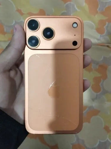 iPhone XR com carcaça do iPhone 17.
