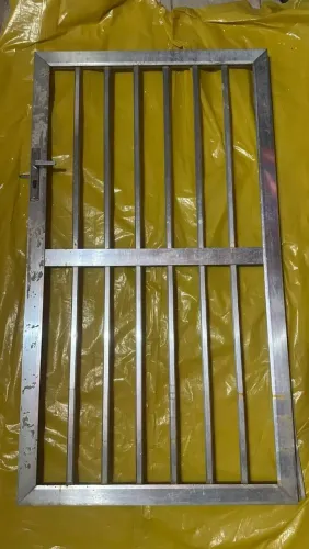 Portão porta de alumínio bom estado super forte