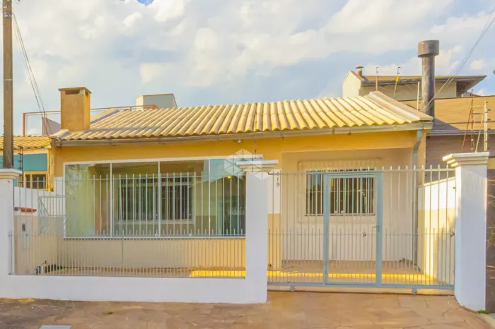 Casa 3 dormitórios, varanda com churrasqueira, 2 vagas de garagem - Mato Grande - Canoas