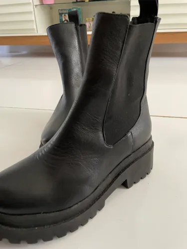 Bota tratorada em couro tamanho 35