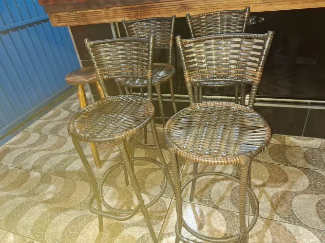 Vende- se 4 Banqueta Alta de Junco Sintético