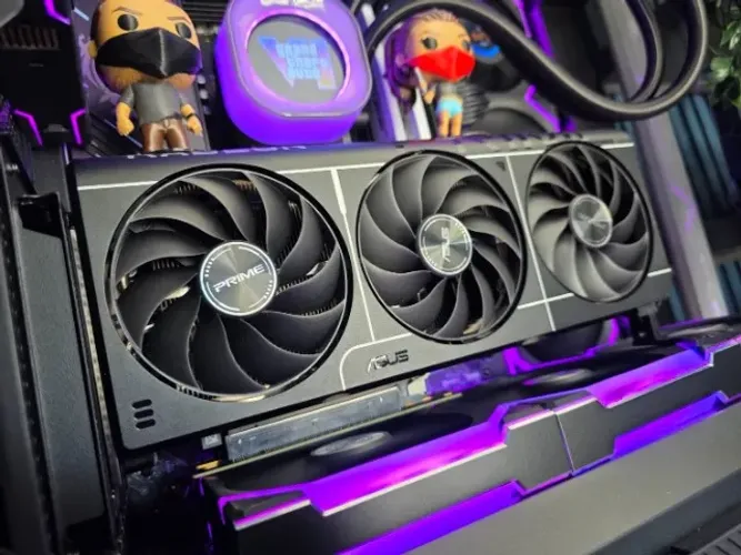 Placa de Vídeo AMD Radeon RX 9060 XT 16GB ASUS Prime Triple Fan OC - 5 meses de uso + NF