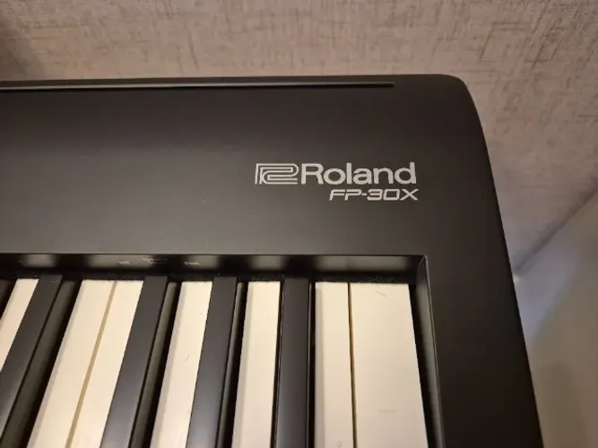 Piano Digital Roland FP-30X (acompanha banqueta e suporte da NIKKAL)