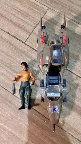 Avião SkyWolf + boneco Rambo - Glasslite, anos 80