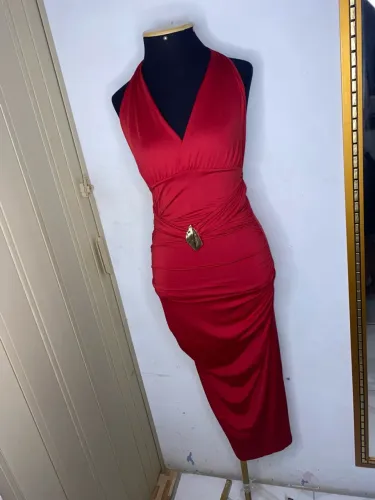 Vestido Nicoly, disponível na cor vermelho e na cor branca 