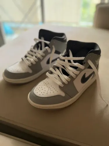 Nike Air Jordan 1 Mid na colorway