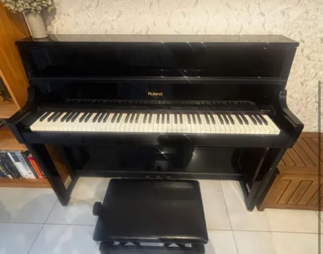 Vendo lindo móvel de piano Rolland 