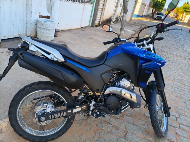 Vende-se Moto Lander 250, ano 2025.