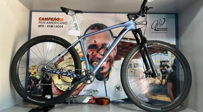 Vende-se excelente Bike MTB de carbono seminova