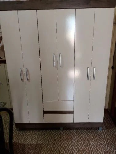 Vende se guarda roupa em bom estado 