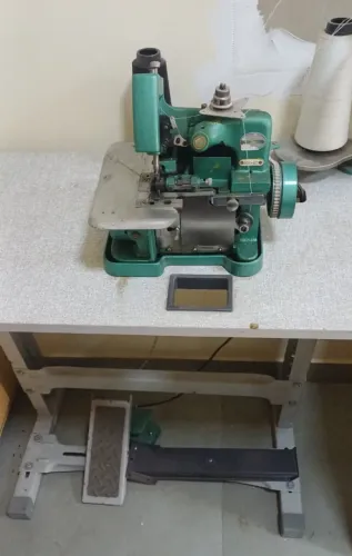 Máquina de Costura Overlock (Overloque) + Mesa Bancada