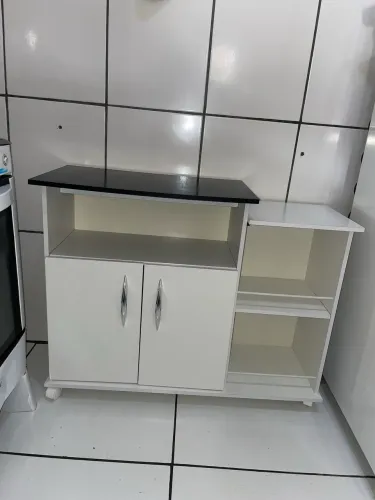 Mesa Suporte para Micro-ondas com Fruteira Autêntica, cor preto e branco.