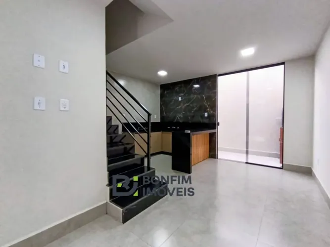 Casa Duplex Nova com 2 Suítes e cozinha com armário e cooktop no Sir
