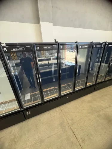 AUTO SERVICO VANGUARD EXTRA FRIO 5 PORTAS PRETA - PRETO INTERNO REFRIMATE 220v