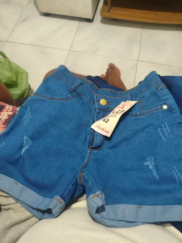 Short jeans novo não coube estou vendendo n°42 forma pequena 1 pç 45 as 2 por 70