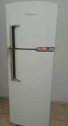 Uma geladeira 