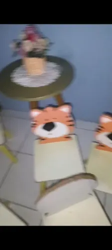 Vendo várias mesinhas com cadeiras