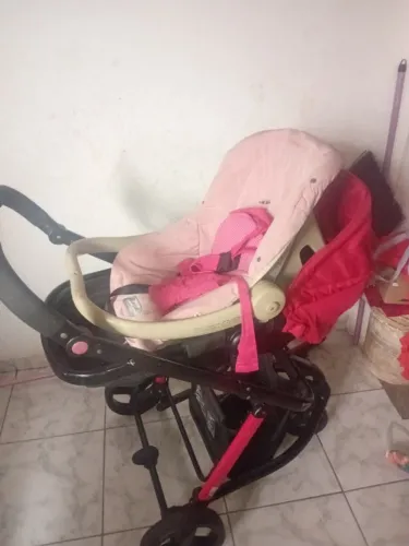 Carrinho de bebê, canguru e um bebê confort