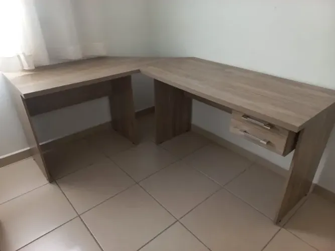 MESA DE ESCRITÓRIO EM L 