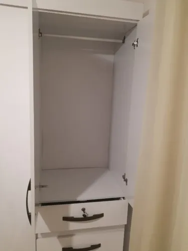 Escrivaninha e guarda-roupa