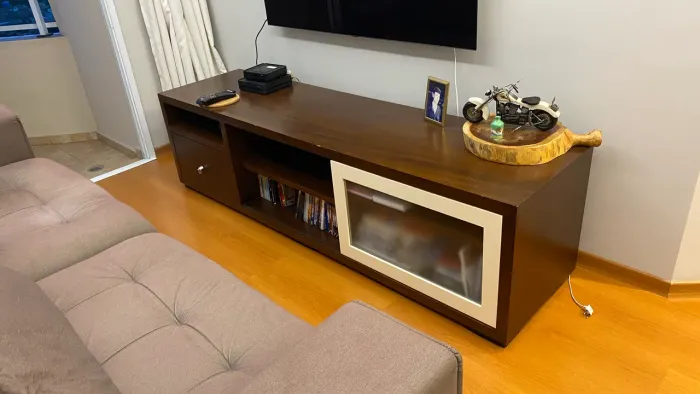 Rack de sala com base em madeira 2 metros com gaveta ( defeito no tampo)