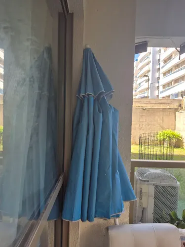 Vendo mesa, 4 cadeiras, suporte e guarda sol