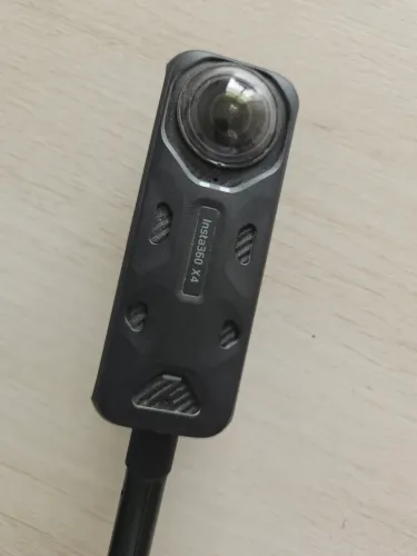 Insta 360 com cartão de memória e selfie stick para moto