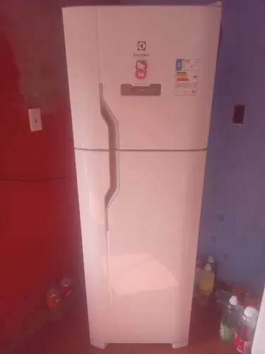 Vendo essa geladeira semi nova 3,200 reais