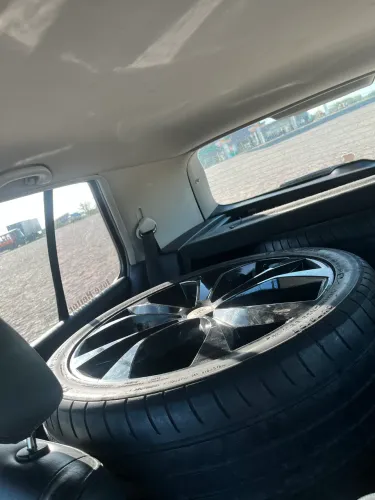 Pneus 245/40/20