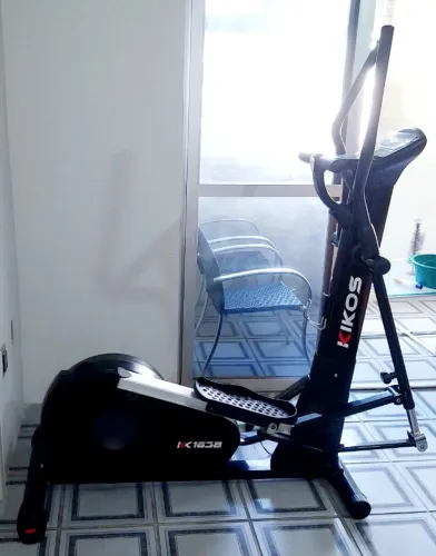 Vendo Elíptico KIKOS 1638, Seminovo, muito bem conservado e funcionando perfeitamente.