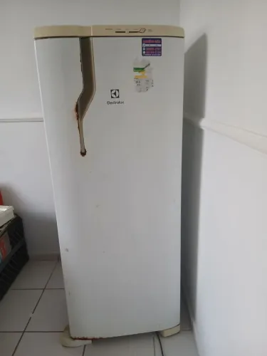 GELADEIRA DE UMA PORTA EM PERFEITO FUNCIONAMENTO