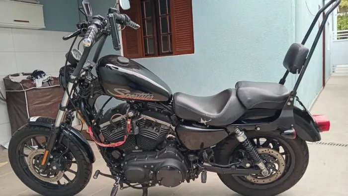 Harley Davidson 883. Moto linda, em meu nome. Só pegar e andar. Documento ok