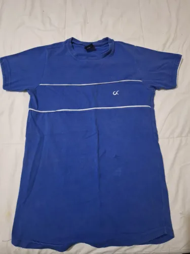 Camisa azul utan 8 anos