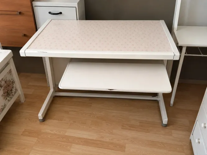 ?Mesa de computador branca com suporte para teclado. Usada, porém em bom estado.?