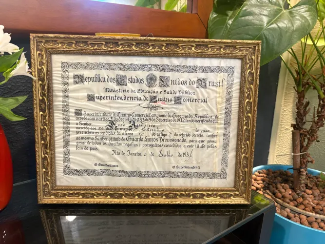 Quadro Antigo com Documento de 1934 - Moldura Dourada e Vidro