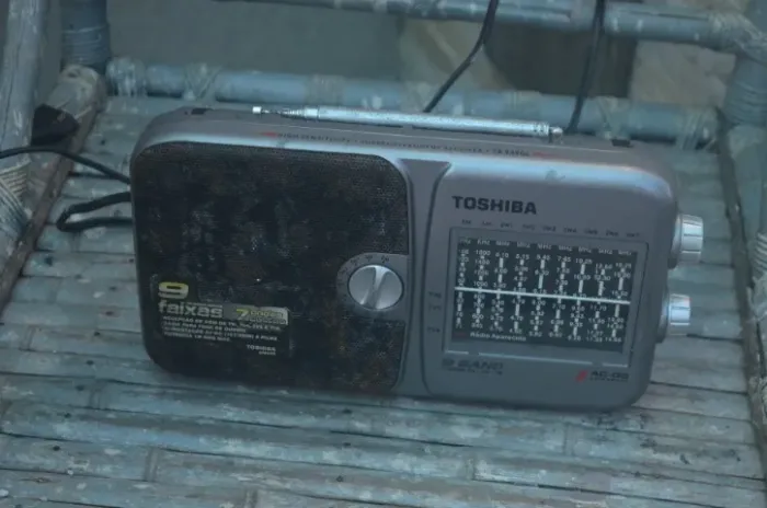 rádio analógico portátil Toshiba, modelo TR-949GL